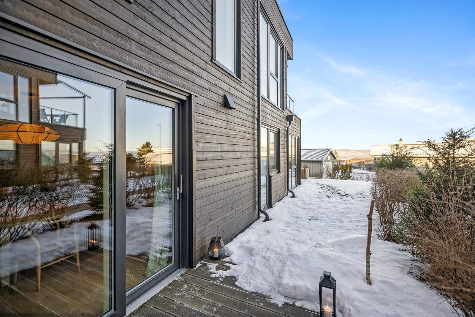 Utgang fra stuen til østvendt markterrasse på 14 kvm. Galleribilde