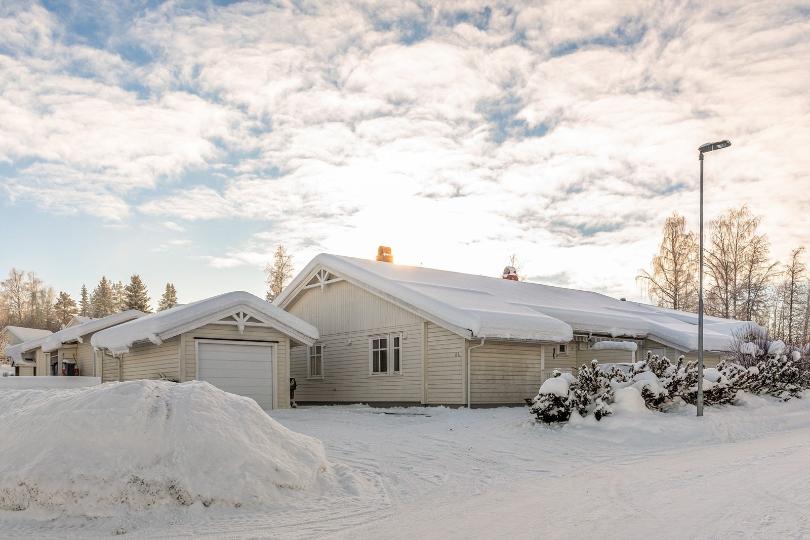 Boligen har en romslig hjørnetomt med garasje og god plass til biloppstilling for flere biler. Galleribilde