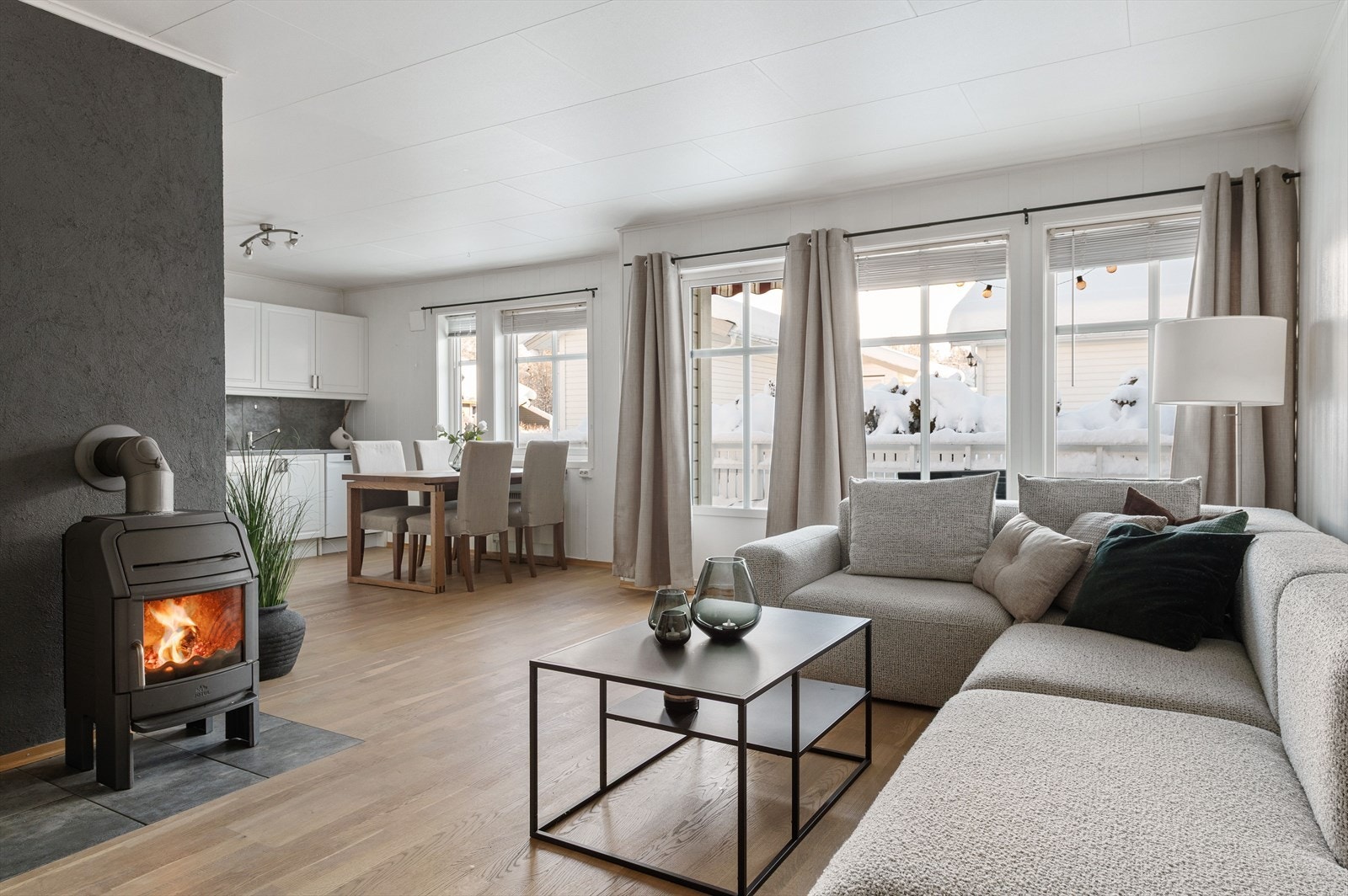 Det ønskes velkommen til en lettstelt, lys og koselig halvpart tomannsbolig med gode kvaliteter. Galleribilde