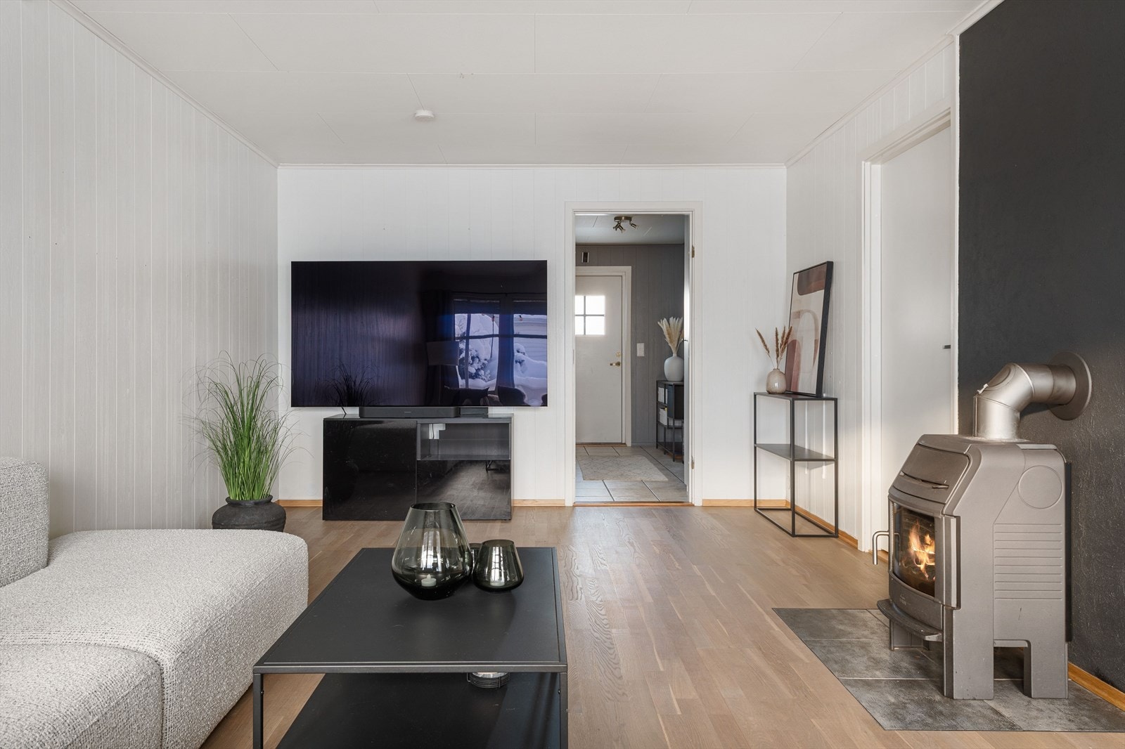 Boligen har velholdte og lysmalte overflater som gir et lyst og behagelig inntrykk. Galleribilde