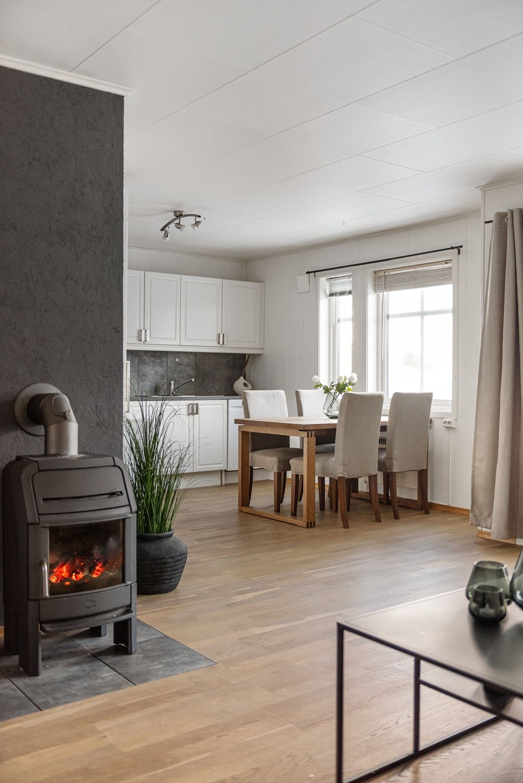 Detalj - Peis og spiseplass. Galleribilde