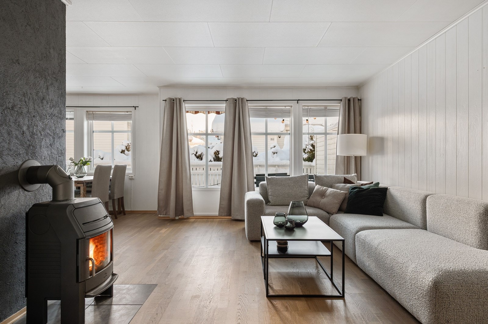 Fra stuen er det utgang til romslig terrasse med markise og direkte tilgang på hage. Galleribilde