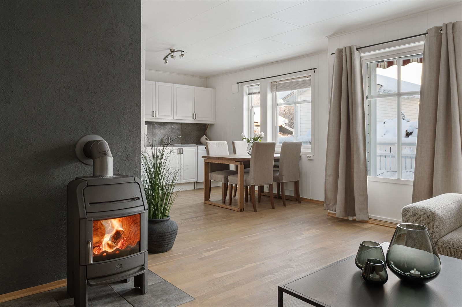 Stue og kjøkken ligger i delvis åpen løsning - Men likevel egne soner med flere muligheter for møblering. Galleribilde