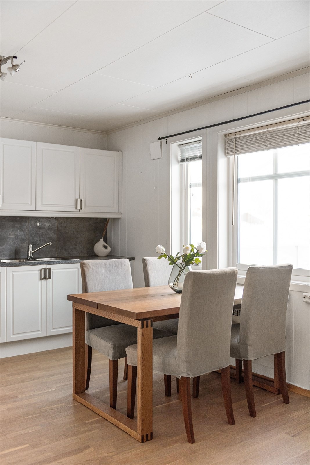 I forbindelse med kjøkkenet er det god plass til spisestue. Galleribilde