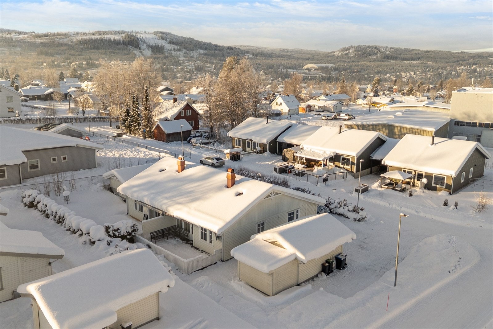 Oversiktsbilde - Legg merke til tomten rundt huset og bod i bakkant av garasje. Galleribilde