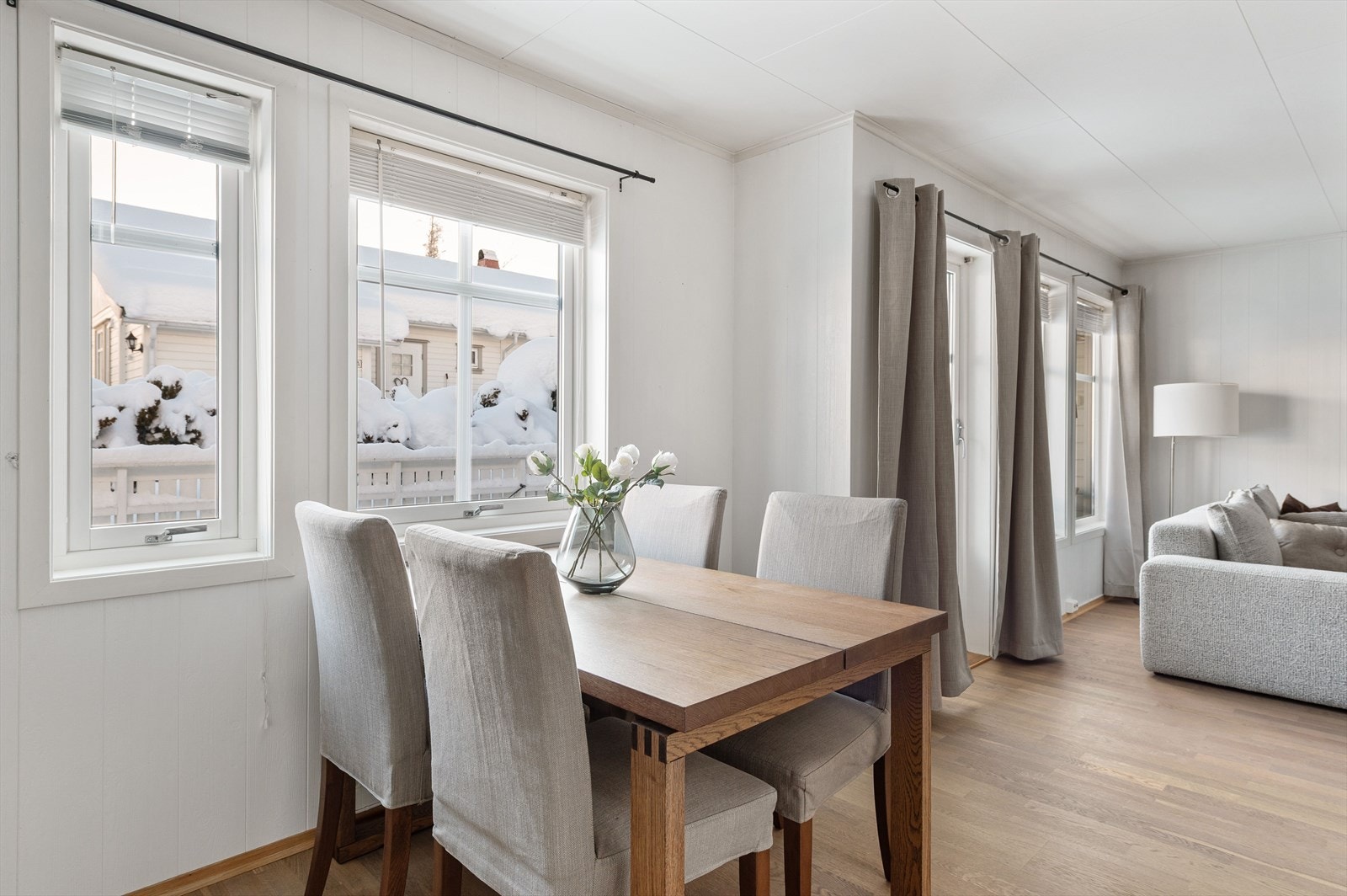 Stue / Kjøkken har gode vindusflater mot uteområde - Rikelig med lysinnslipp som gir en god romfølelse. Galleribilde