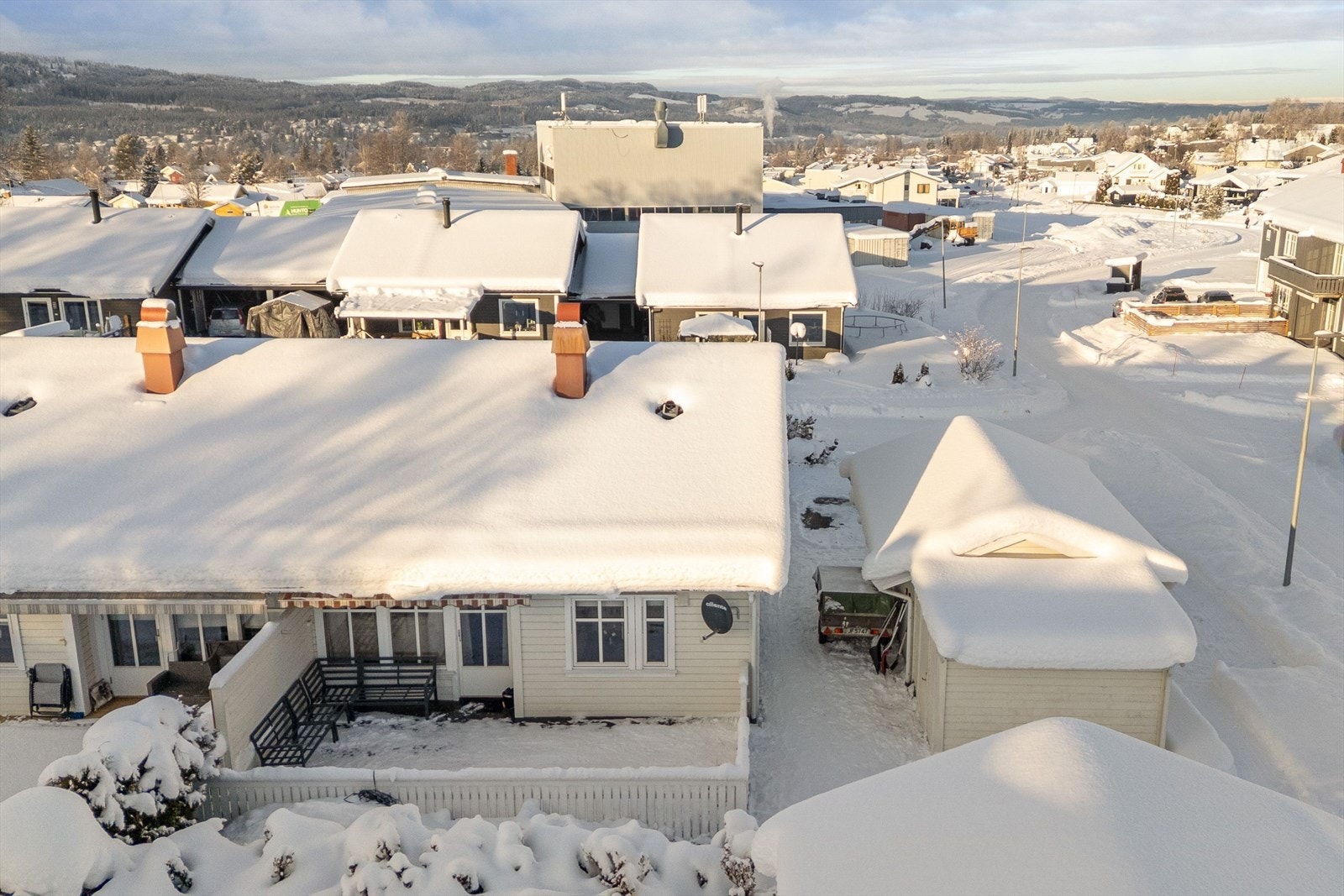 Terrassen har plass til ulike møbelgrupper og grillområde. Galleribilde