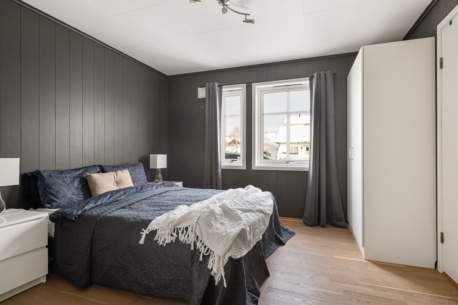 Hovedsoverom med god plass til dobbeltseng med tilhørende møblement. Galleribilde