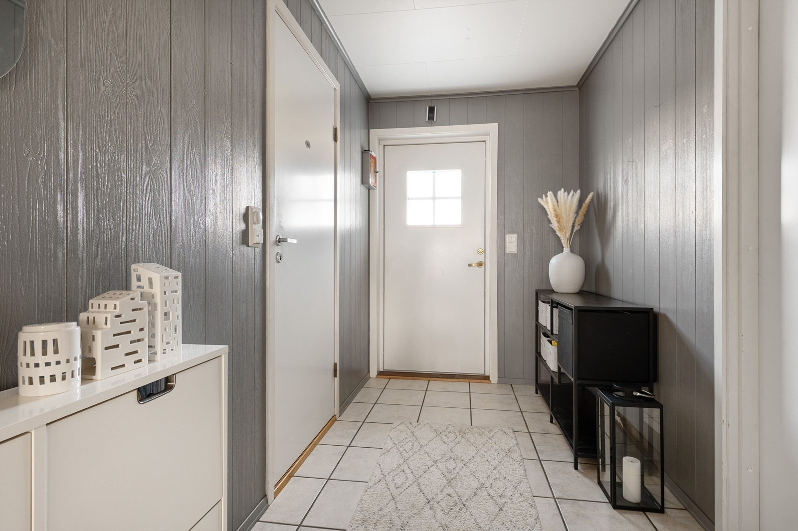 Velkommen inn - Entre med plass til ønsket garderobeløsning eller avheng. Galleribilde