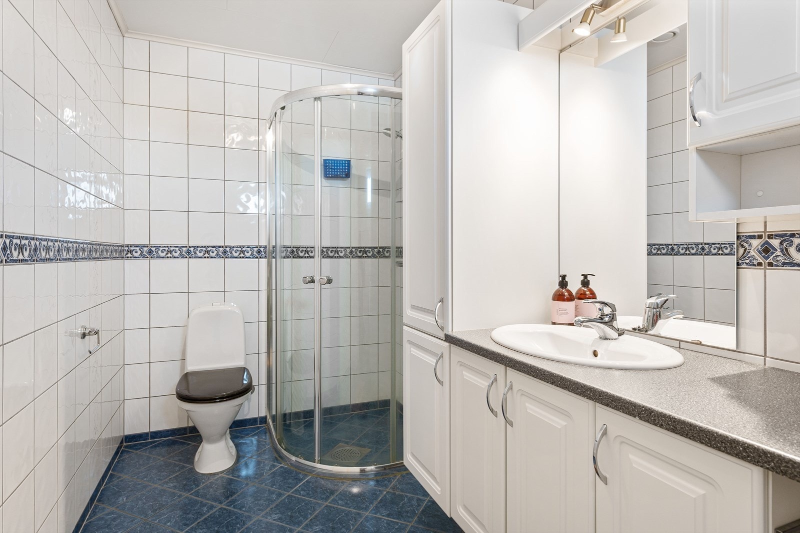 Helfliset baderom med varmekabler. Galleribilde