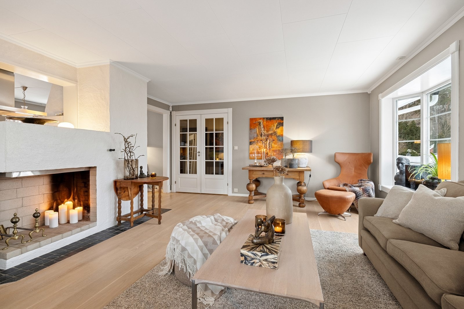 Stuen har oppvarming fra åpen peis Galleribilde