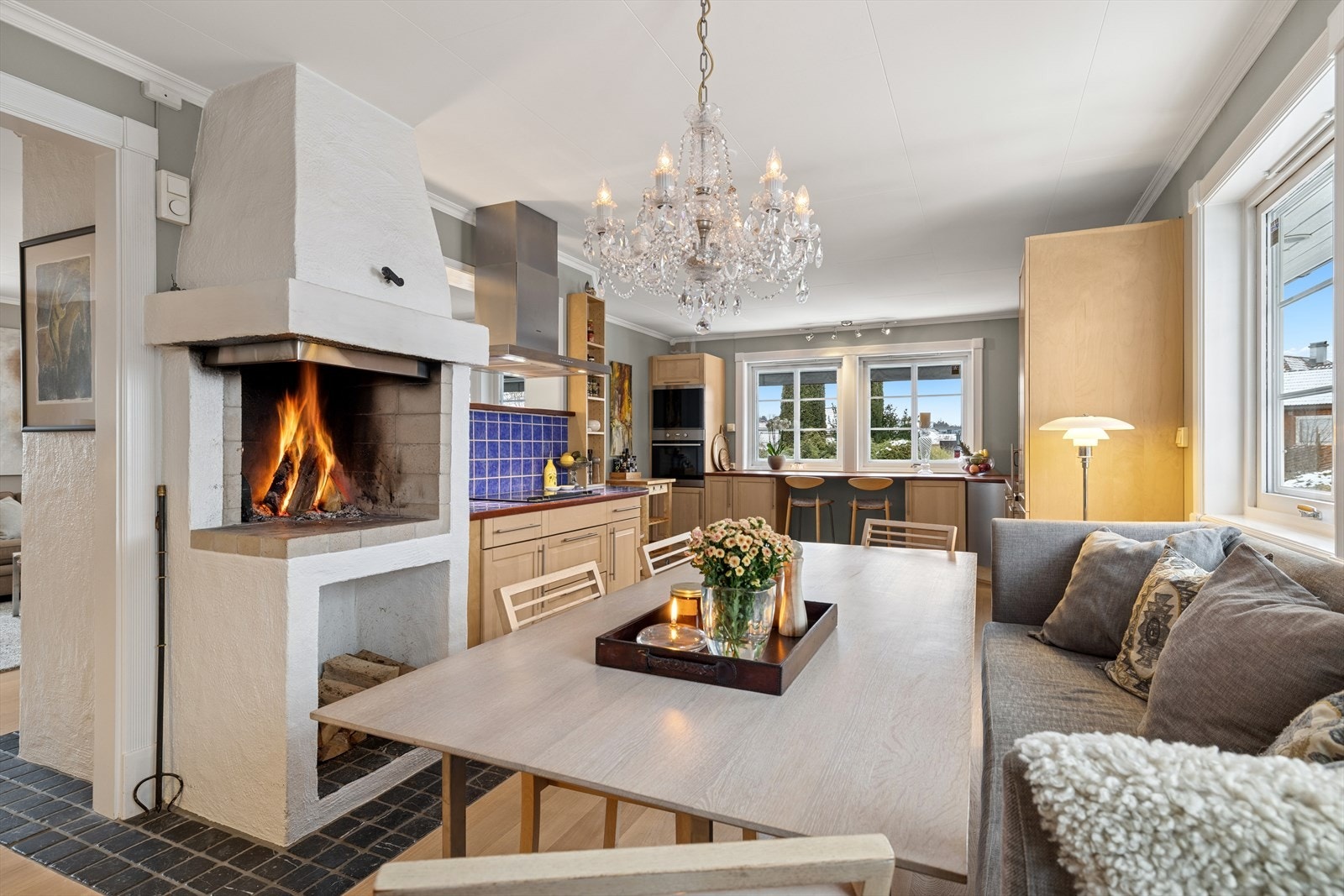 Romslig kjøkken med god spiseplass Galleribilde