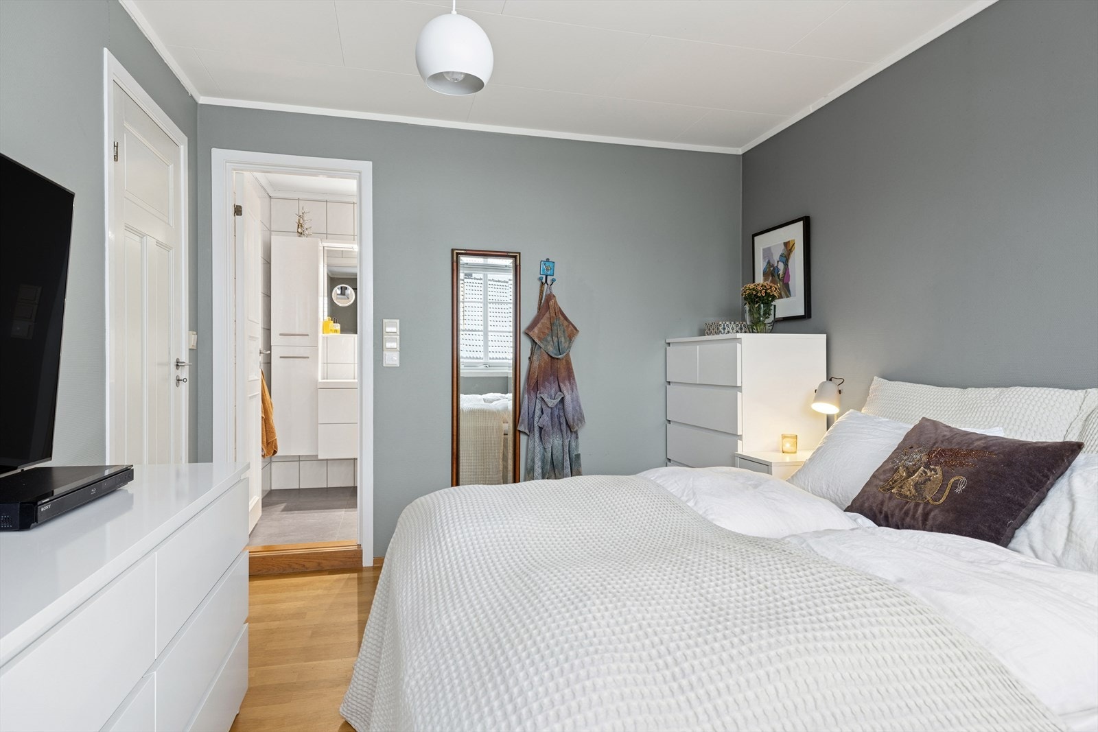 Romslig hovedsoverom tilknyttet eget bad Galleribilde