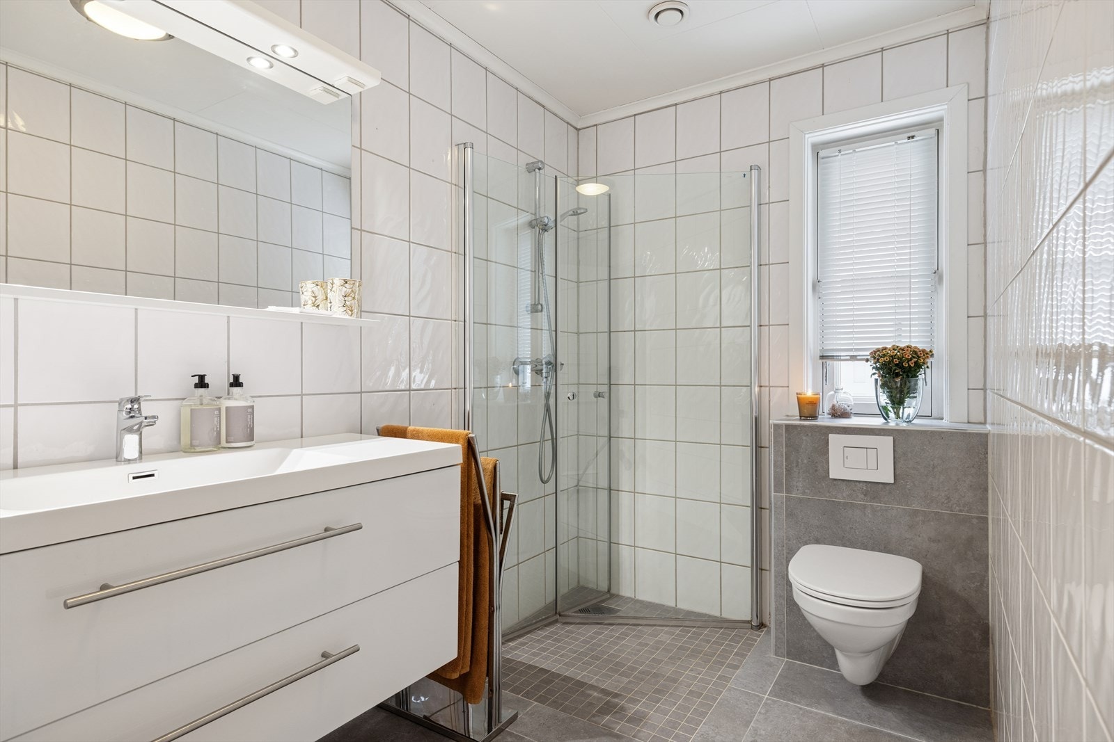 Flislagt bad fra 2018 i tilknytning til hovedsoverom Galleribilde