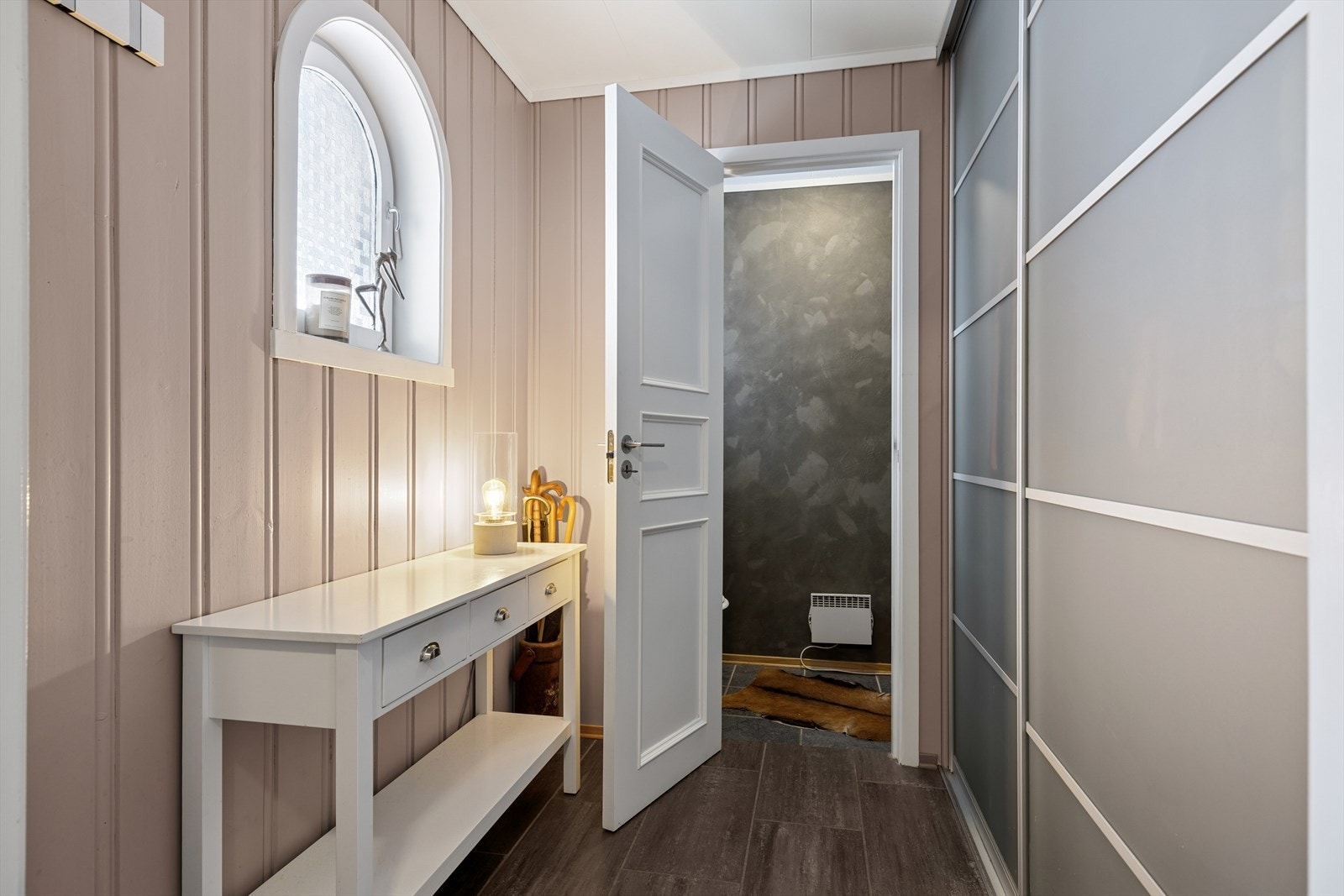 Separat toalettrom i entrèen Galleribilde