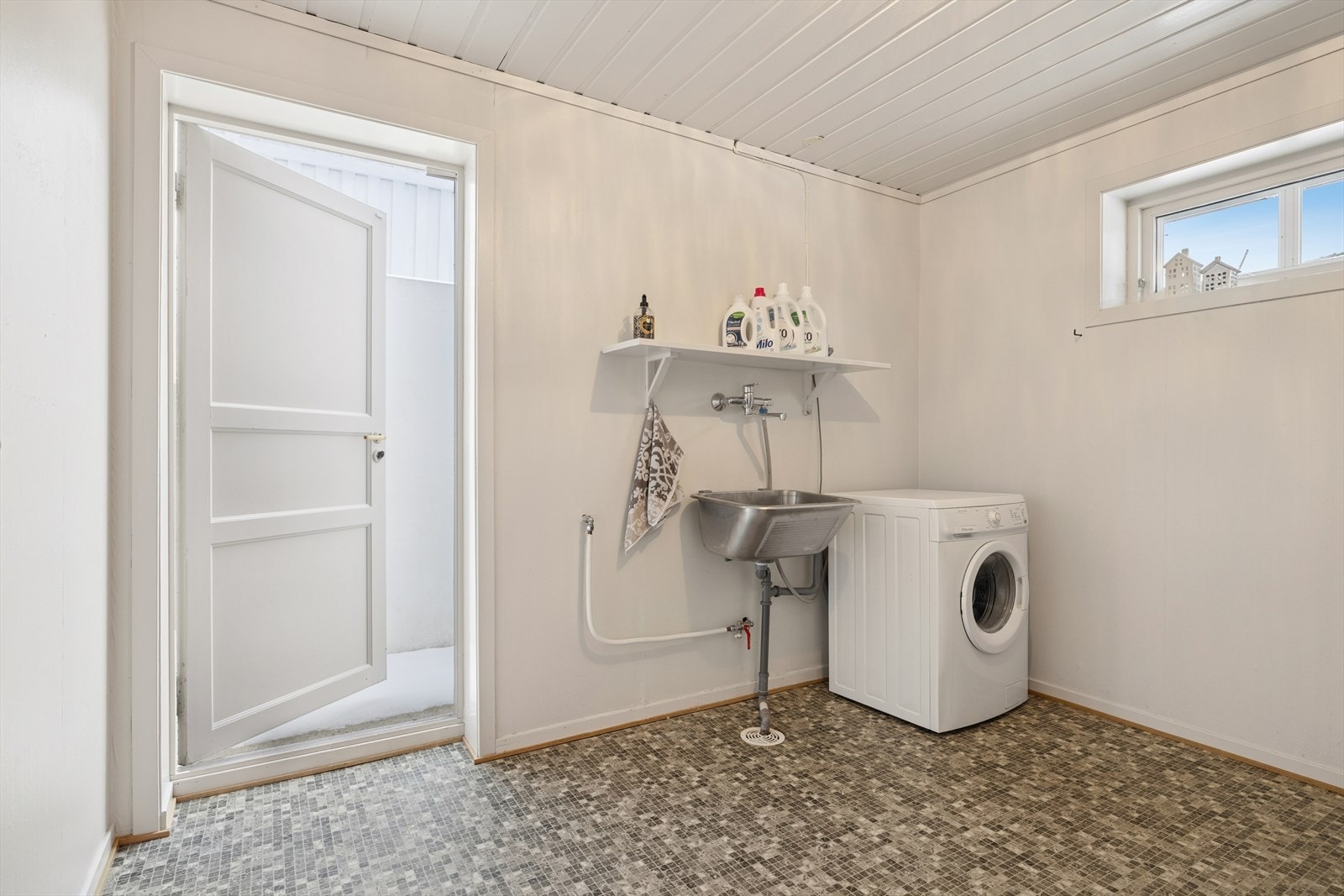 Separat vaskeom med utgang til hagen Galleribilde