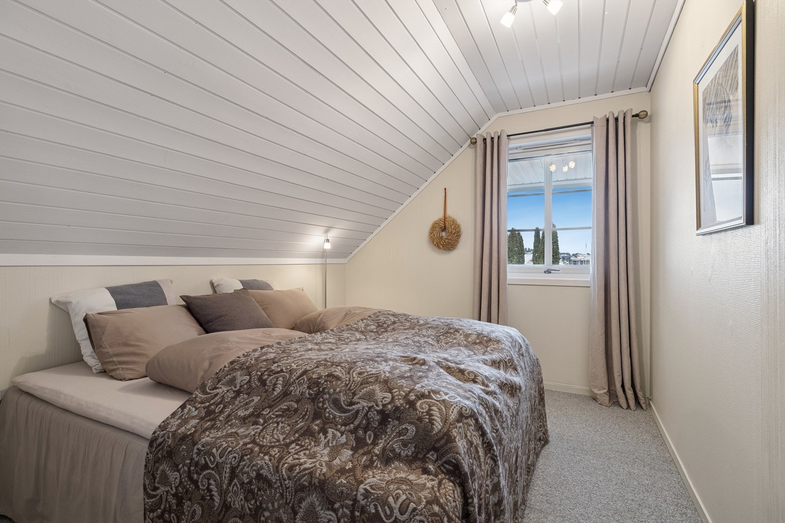 Det er 3 soverom i 2. etg. Galleribilde