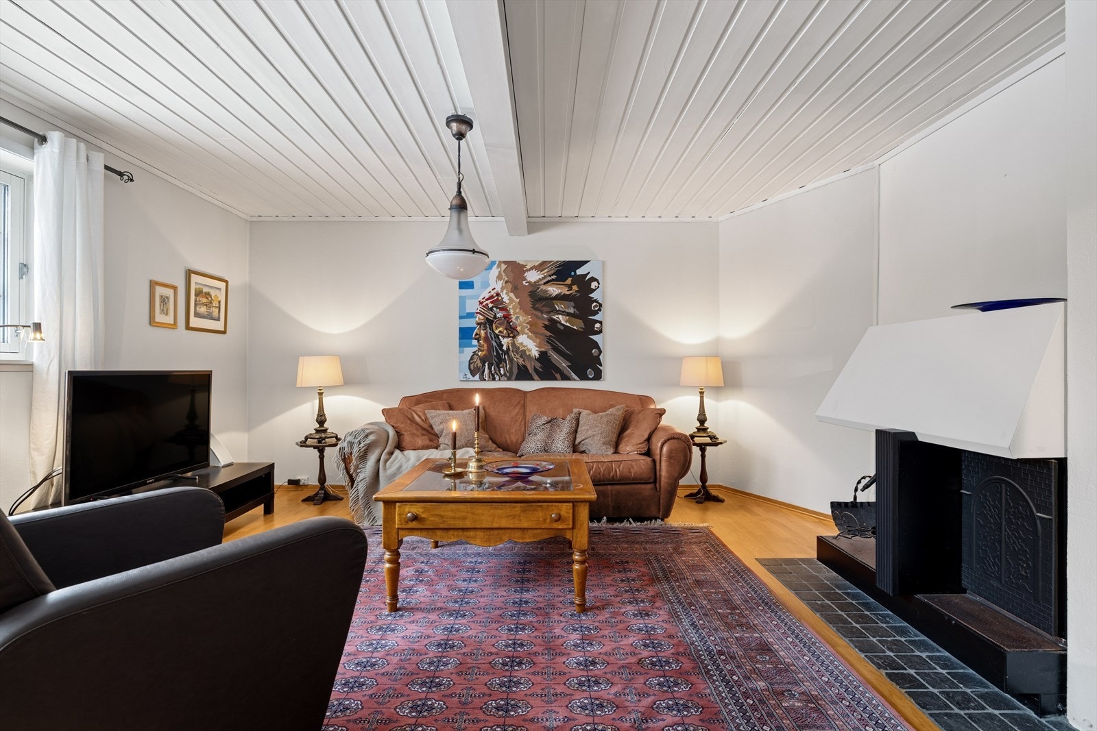 Det er peisestue i underetasjen Galleribilde