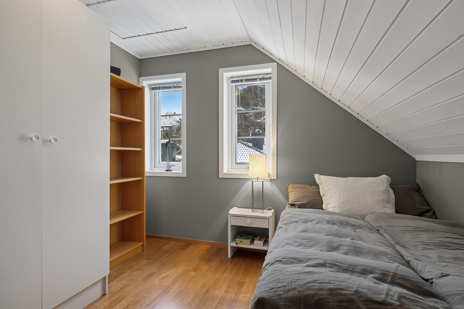 Soverom med garderobeskap Galleribilde