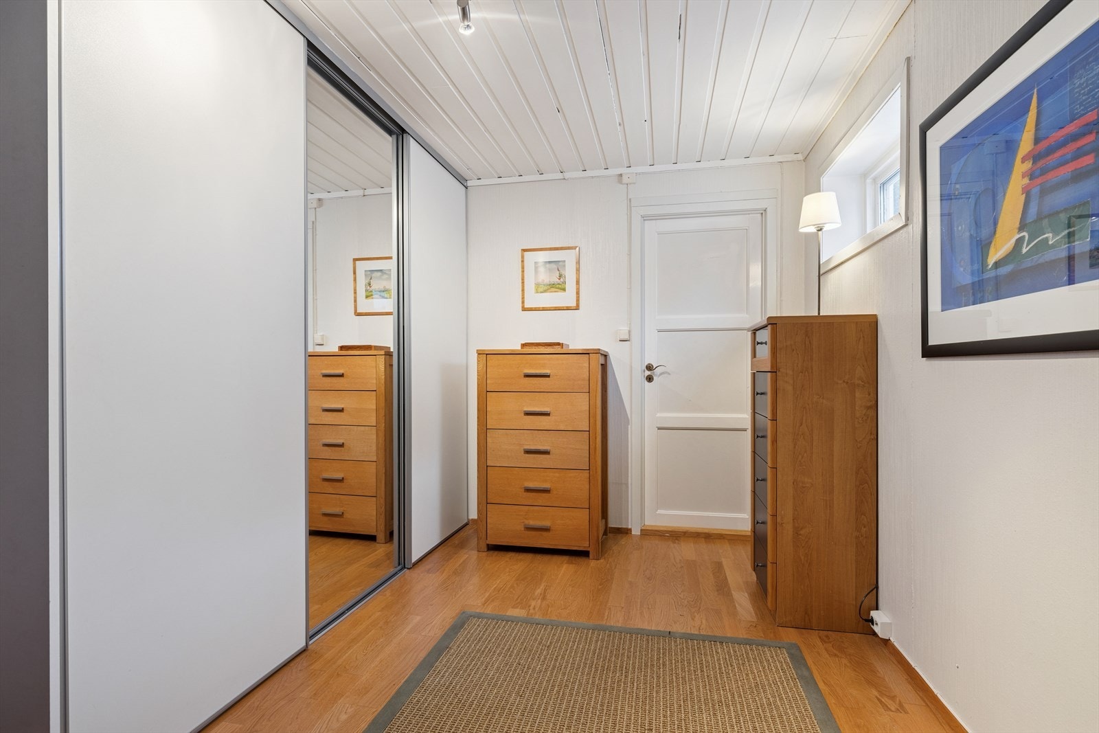 Underetasjen har godt med lagringsplass. Galleribilde