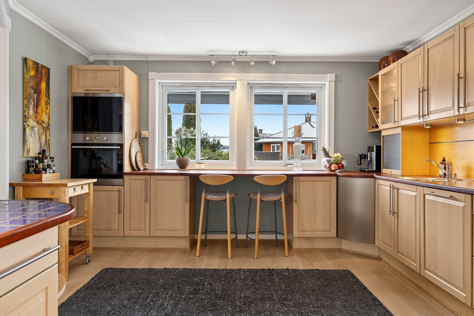 HTH kjøkkeninnredning med integrert stekeovn, platetopp, microovn, oppvaskmaskin og kjøleskap med fryser Galleribilde