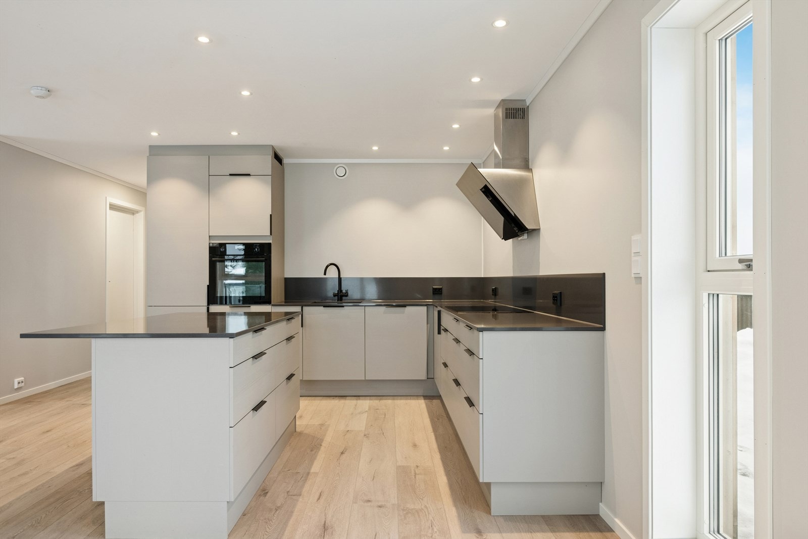 Praktisk kjøkkenøy med flere sitteplasser, praktisk i en hektisk hverdag. Galleribilde