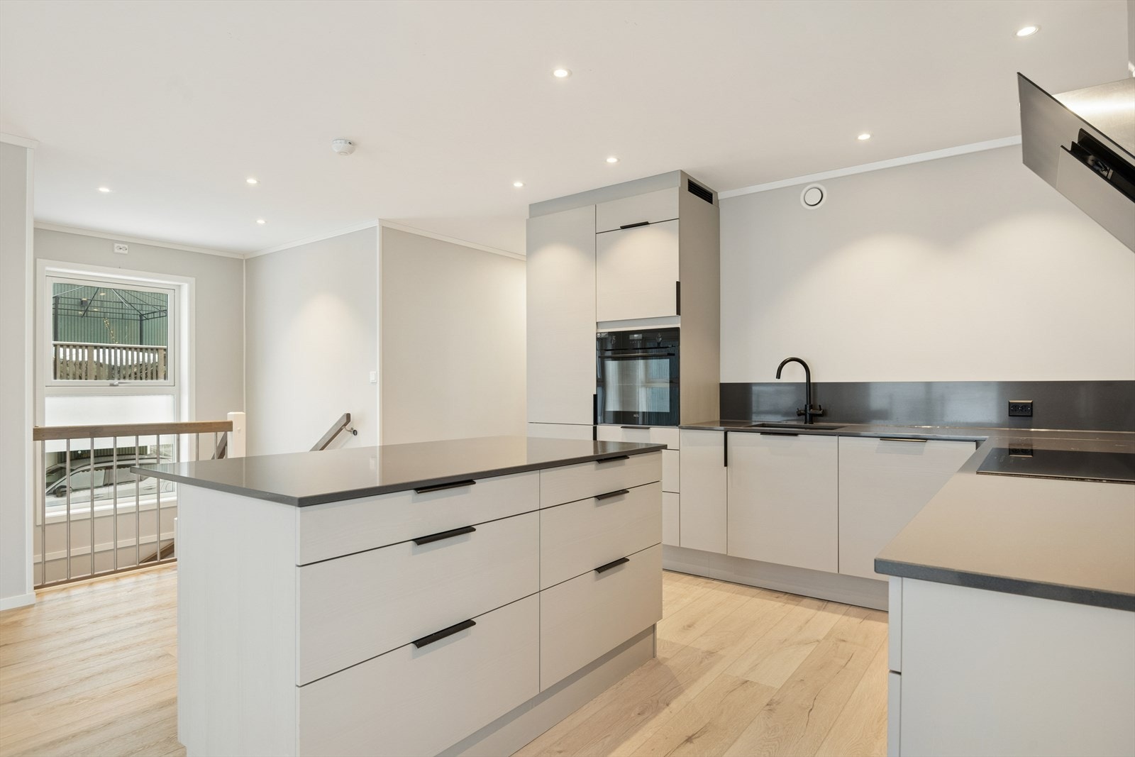 Innredning fra byggeår har en pen innredning med glatte fronter og en solid benkeplate i stein, med en matchende steinplate over benken. Galleribilde