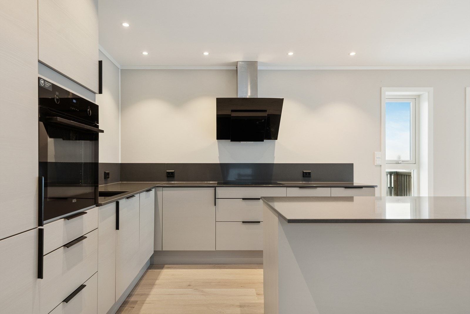 Oppvaskkum i silgranitt og ventilator med avtrekk ut. Galleribilde