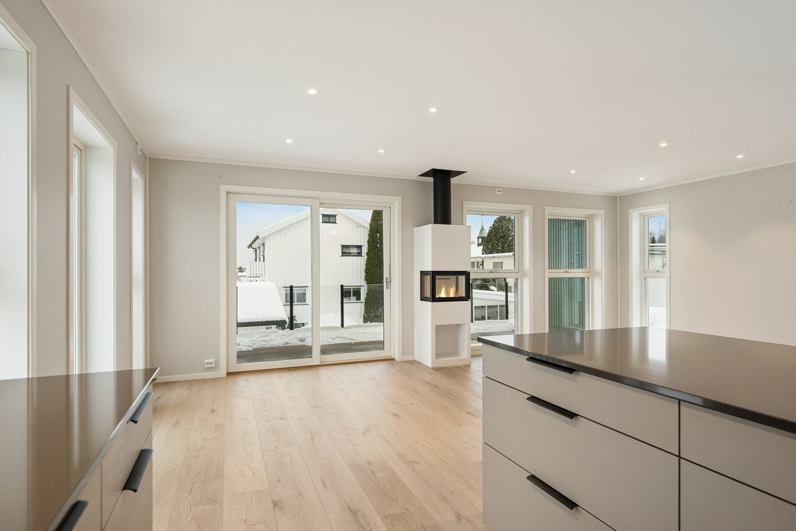 Her er flere store vindusflater som slipper inn mye naturlig lys og skaper en god atmosfære i rommet. Galleribilde