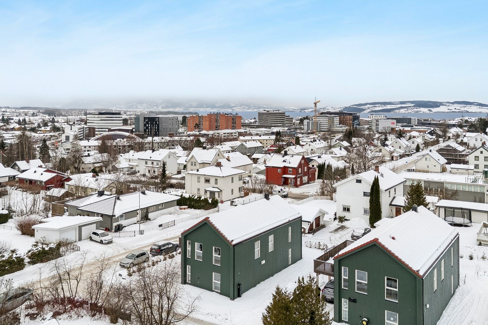Eiendommen ligger skjermet til i etablert og barnevennlig boligområde på Børstad/Rollsløkka. Galleribilde