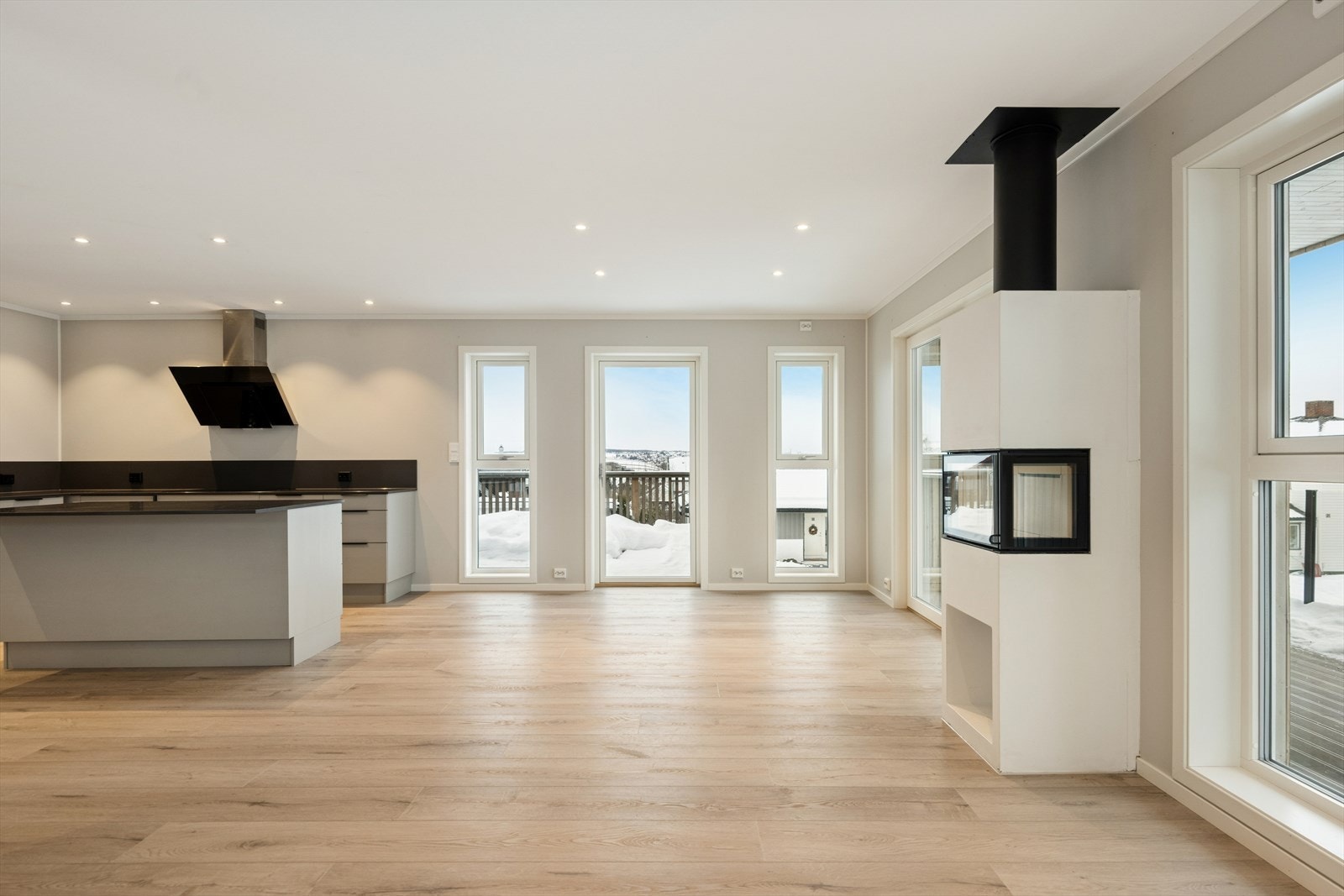 Det er åpen stue og kjøkkenløsning som gjør rommet mer sosialt. Rommet har nytt gulv lagt nå i 2026. Galleribilde