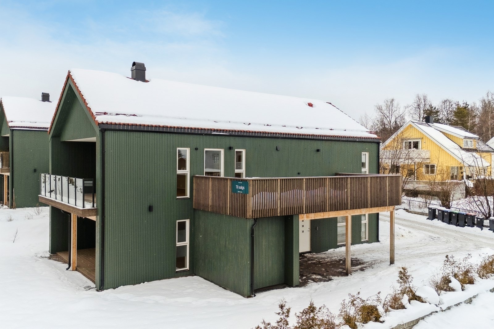 Parkering i carport samt i egen gårdsplass. Galleribilde