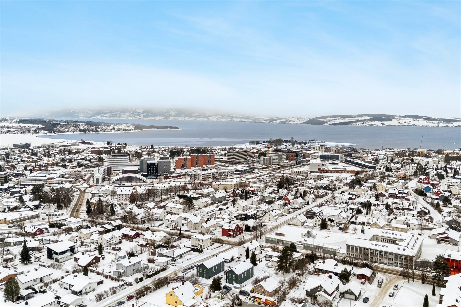 Buss er kun får minutter unna og Hamar togstasjon med gode forbindelser til Oslo. Galleribilde