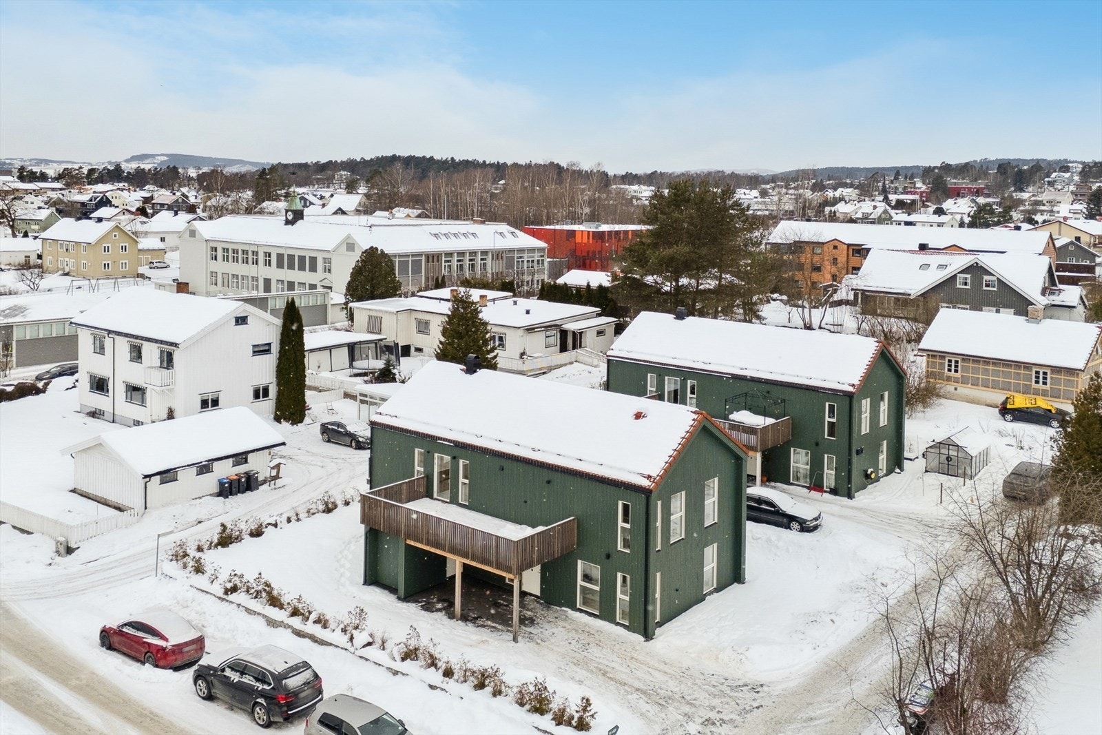 Lettstelt tomt som er opparbeidet med støttemur, gressplen, tujahekk, samt asfaltert innkjørsel og gårdsplass. Galleribilde