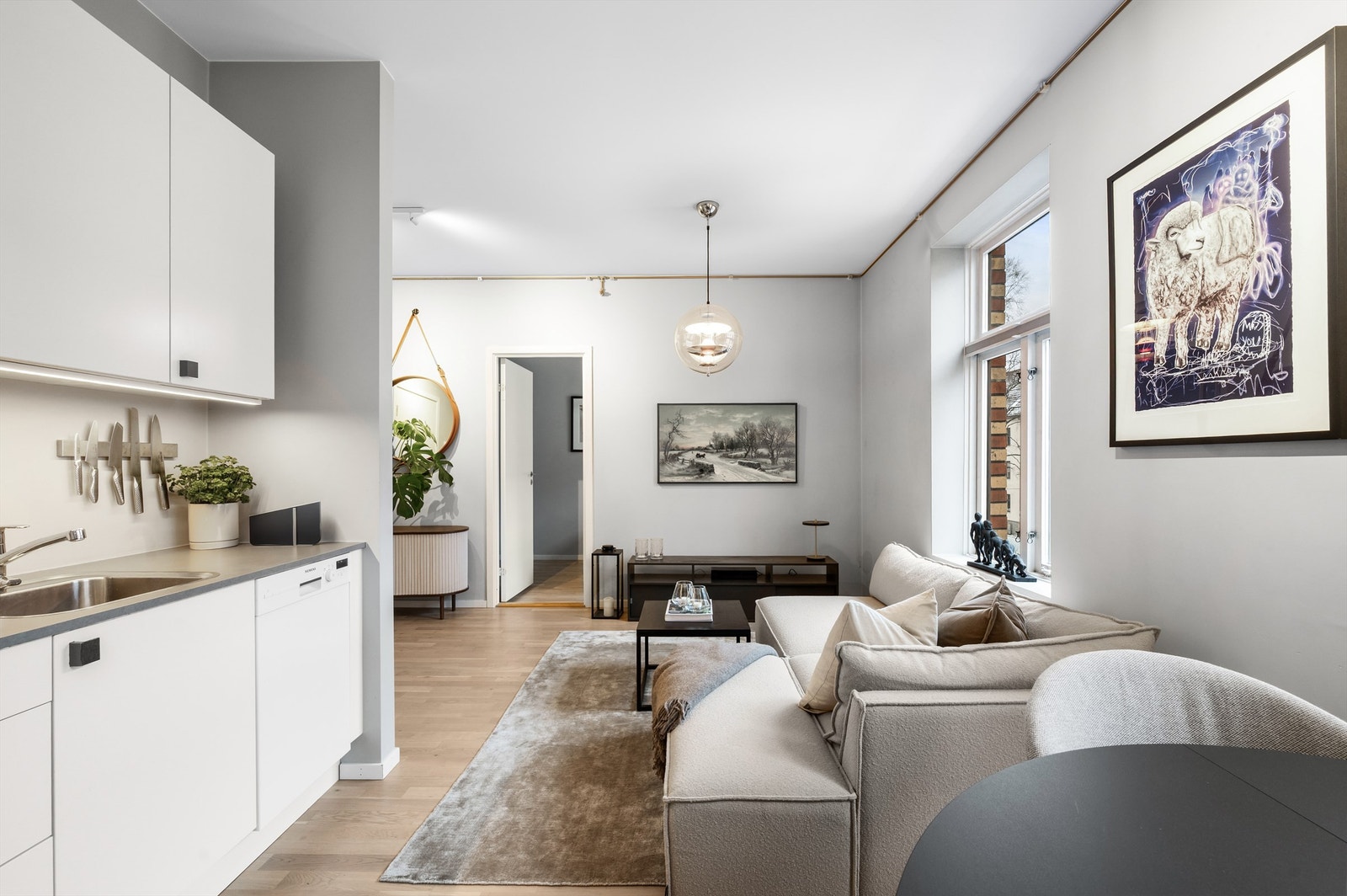 Den åpne løsningen gir god kommunikasjon med gjestene mens middagen tilberedes. Galleribilde