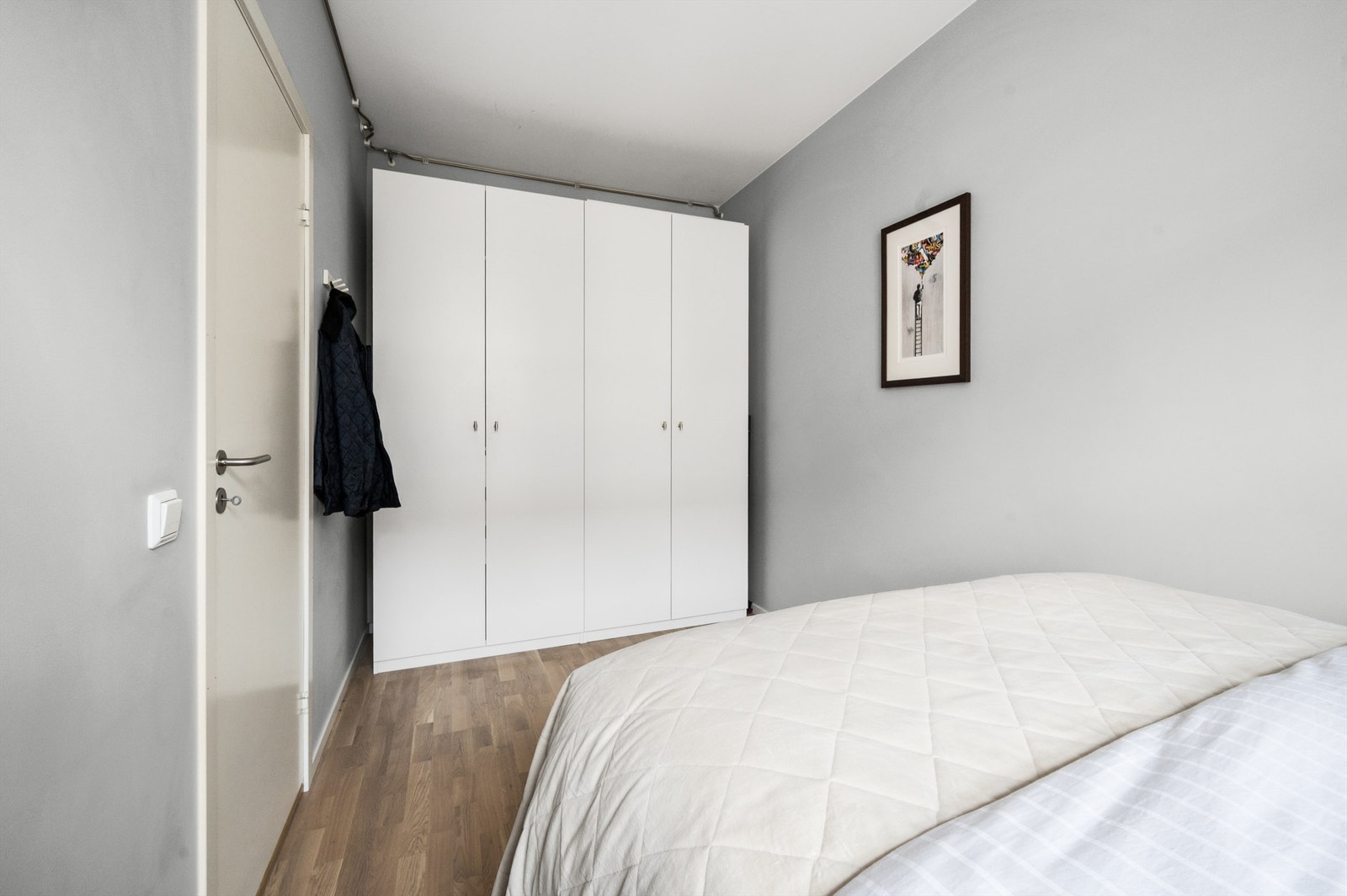 Det er rikelig med oppbevaringsplass i et romslig garderobeskap. Galleribilde