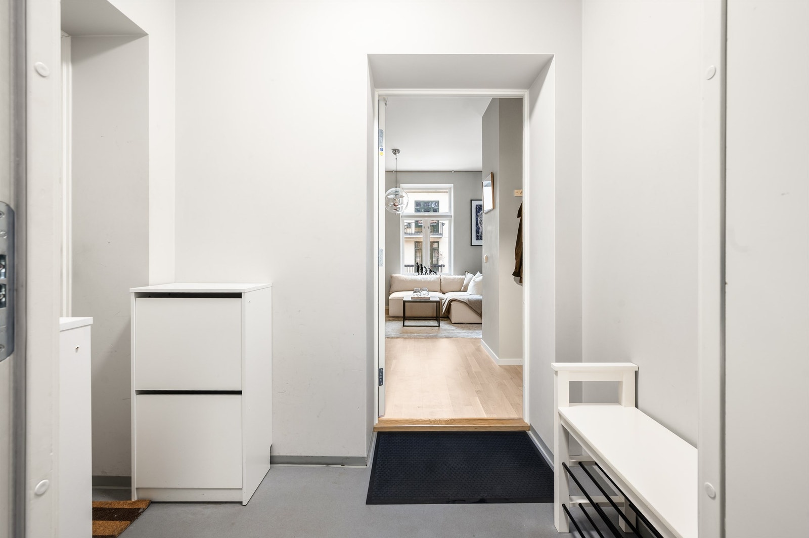 Lys og innbydende entré som gir et godt førsteinntrykk av boligen. Galleribilde