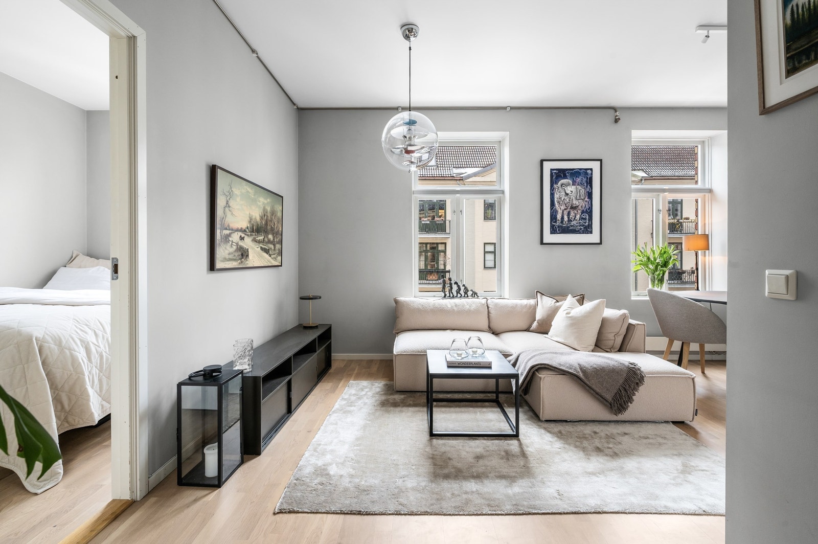 Den generøse takhøyden på 2,70 meter skaper en lys og luftig atmosfære i stuen. Galleribilde