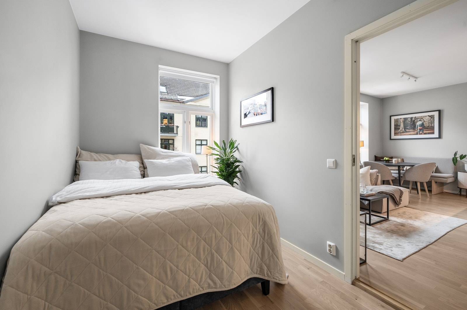 Soverommet er i likhet med resterende av boligen holdt i tidløse, lyse nyanser og har en flott 3-stavs parkett. Galleribilde