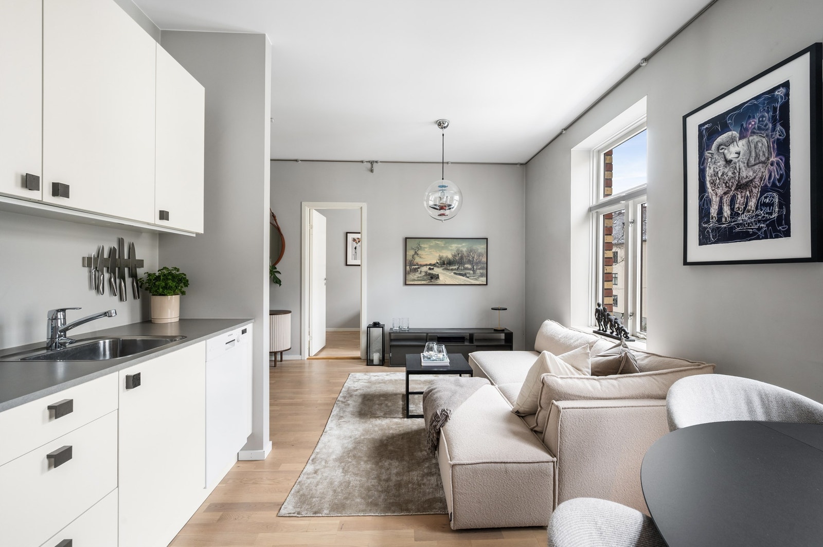 Dette er en sosial leilighet med god kommunikasjon mellom de ulike sonene. Galleribilde