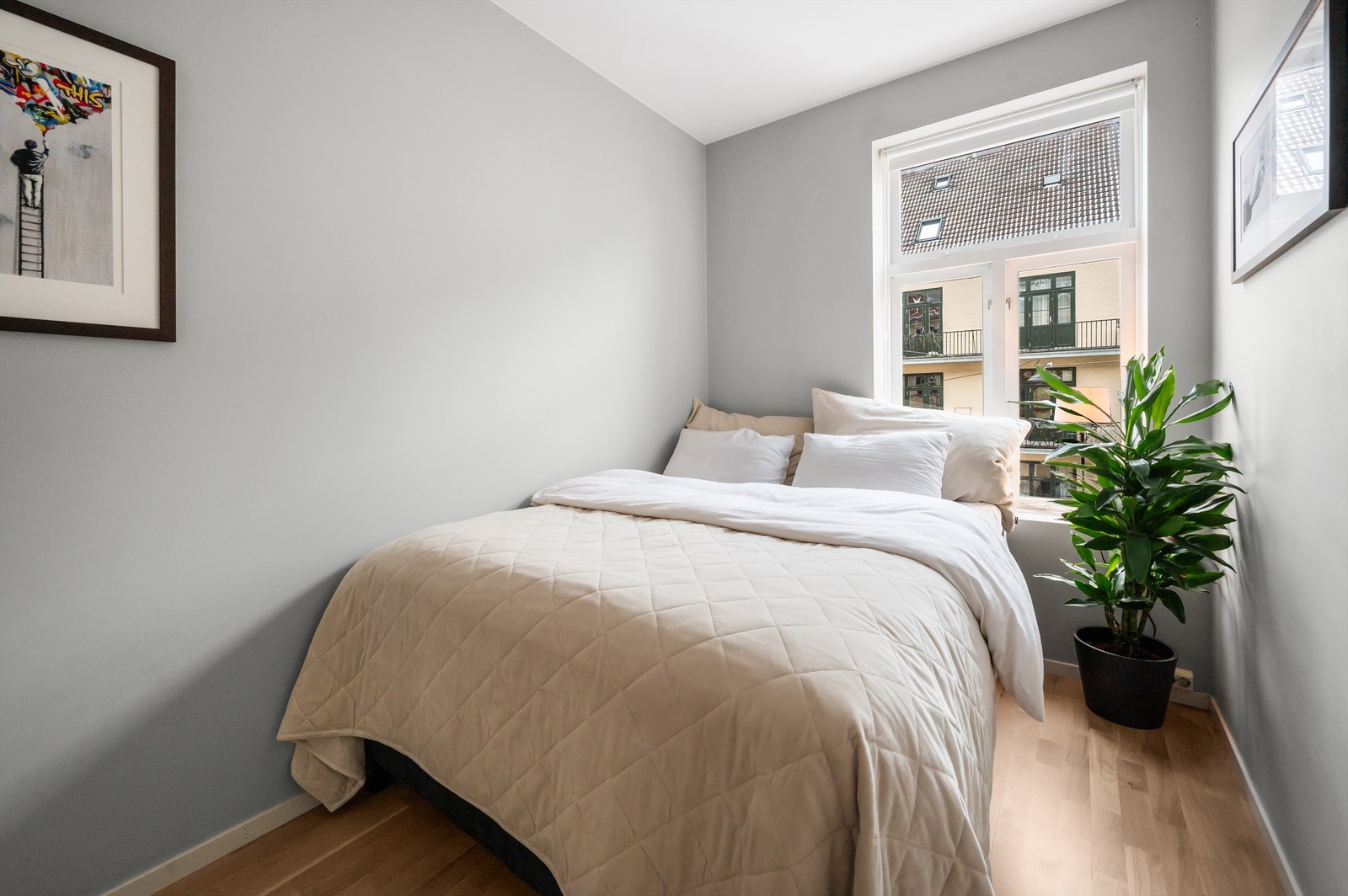 Soverommet er av god størrelse med plass til dobbeltseng og tilhørende møblement. Galleribilde