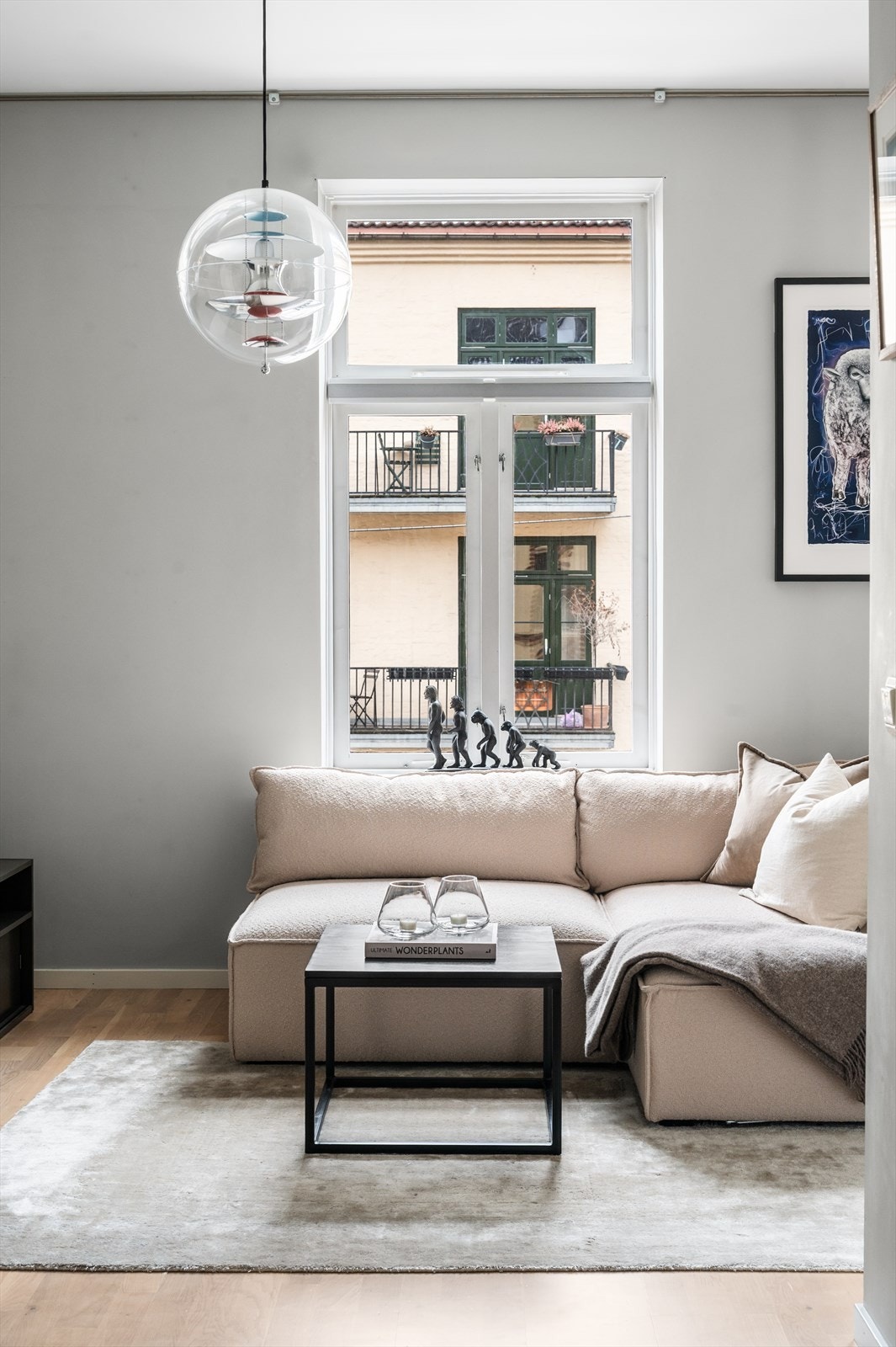 Stuen har god plass til sofagruppe med tilhørende salongbord. Galleribilde