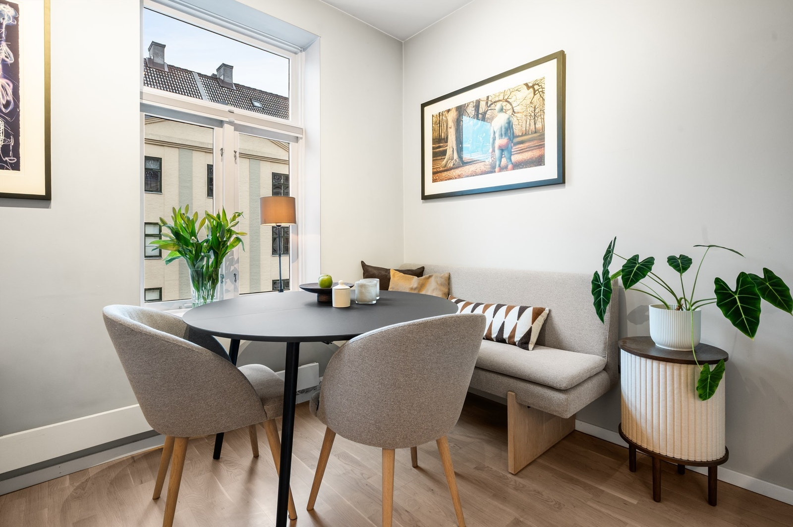 Spiseplassen er smart plassert og blir en naturlig del av oppholdsrommet. Galleribilde