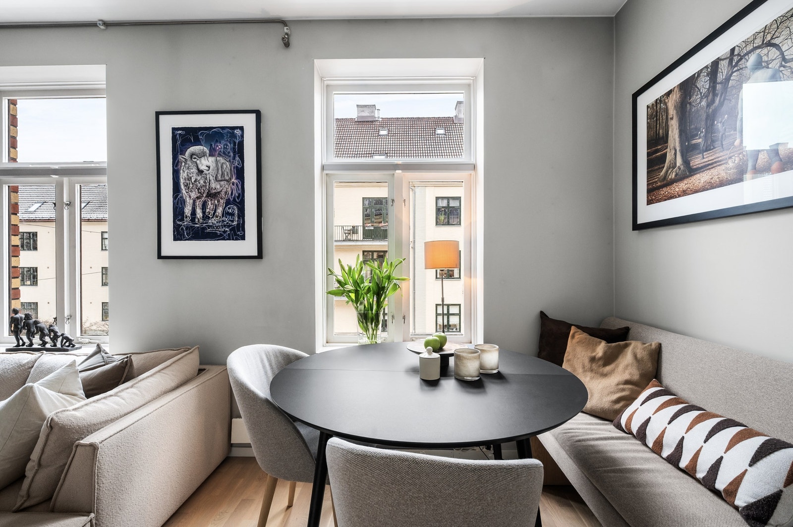 Store vindusflater gir rikelig med naturlig lys og en luftig romfølelse. Galleribilde