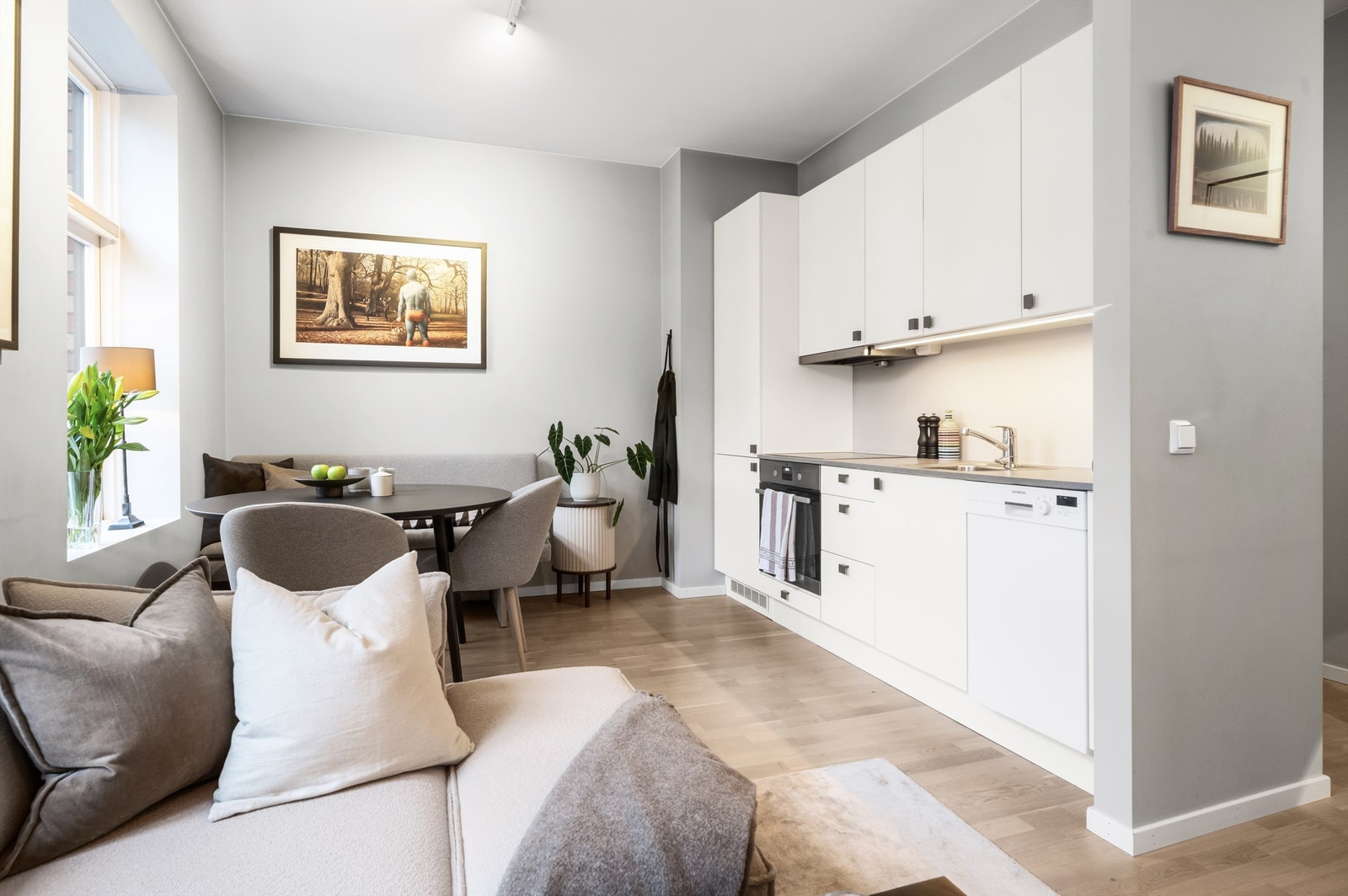 Moderne og funksjonelt HTH-kjøkken med glatte fronter og integrerte hvitevarer. Galleribilde