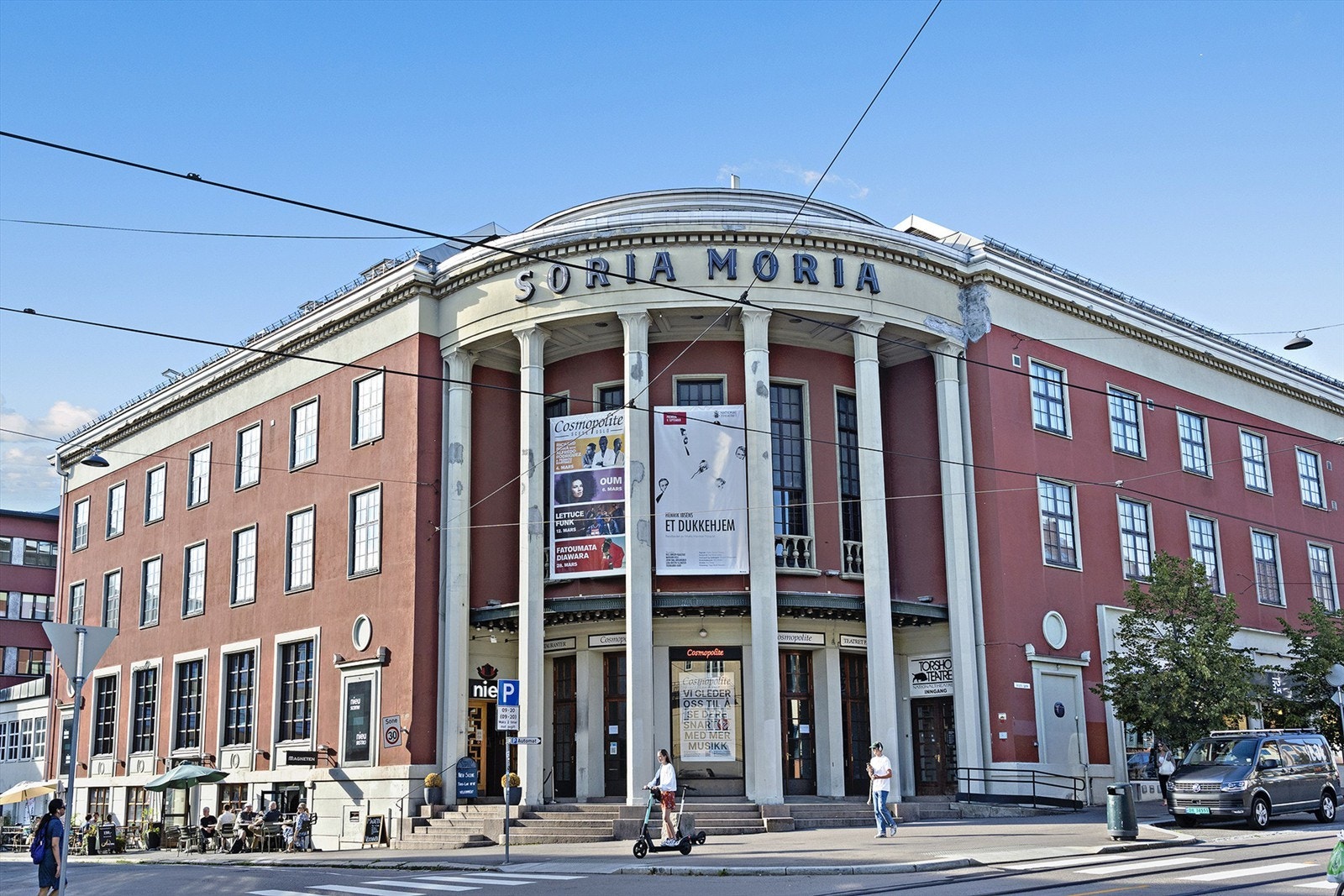 På Torshov finnes de fleste fasiliteter med kort vei til yrende liv og spennende kulturtilbud; blant annet Nieu Scene med konserter, bar/restaurant og teater. Galleribilde