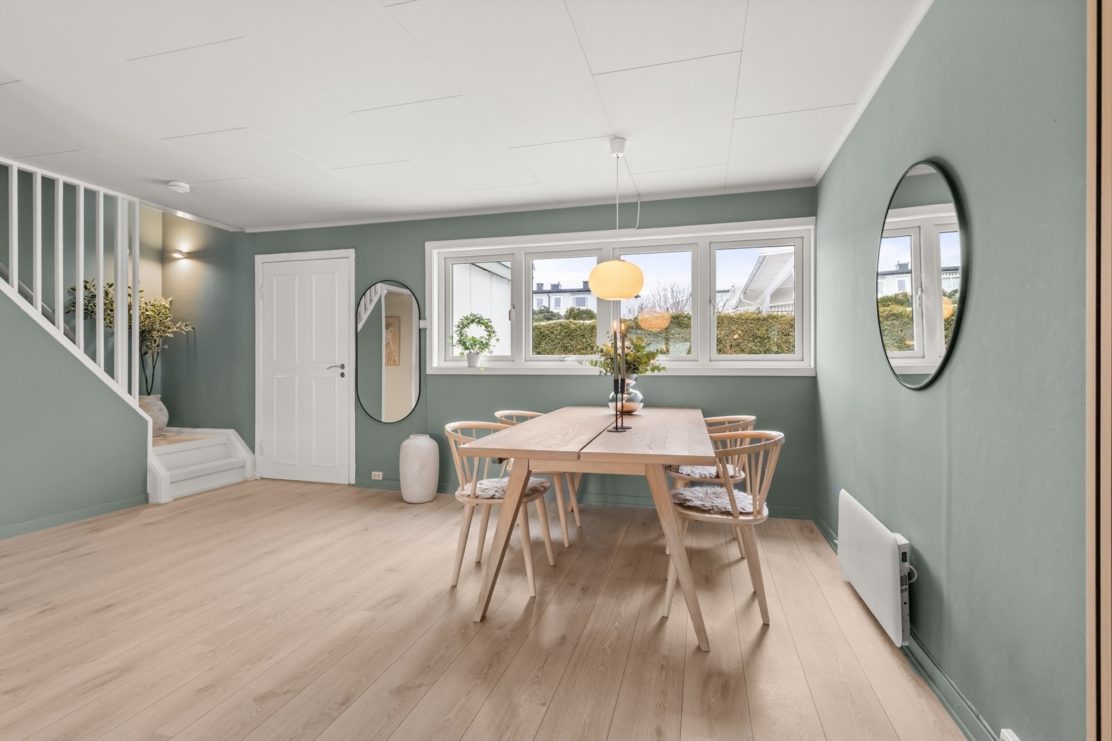 Hyggelig stue med frodig utsyn og lite innsyn. Nytt 1-stavs laminatgulv fra 2025. Galleribilde