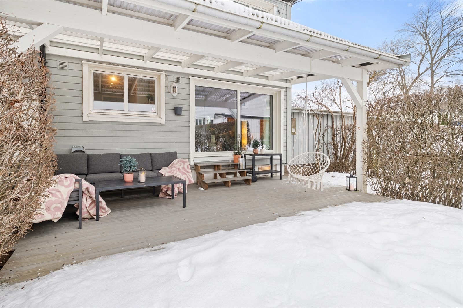 Fra stue er det adkomst til sørvendt terrasse på hele 47 m² med meget gode solforhold. Her kan lange sommerdager nytes. Galleribilde