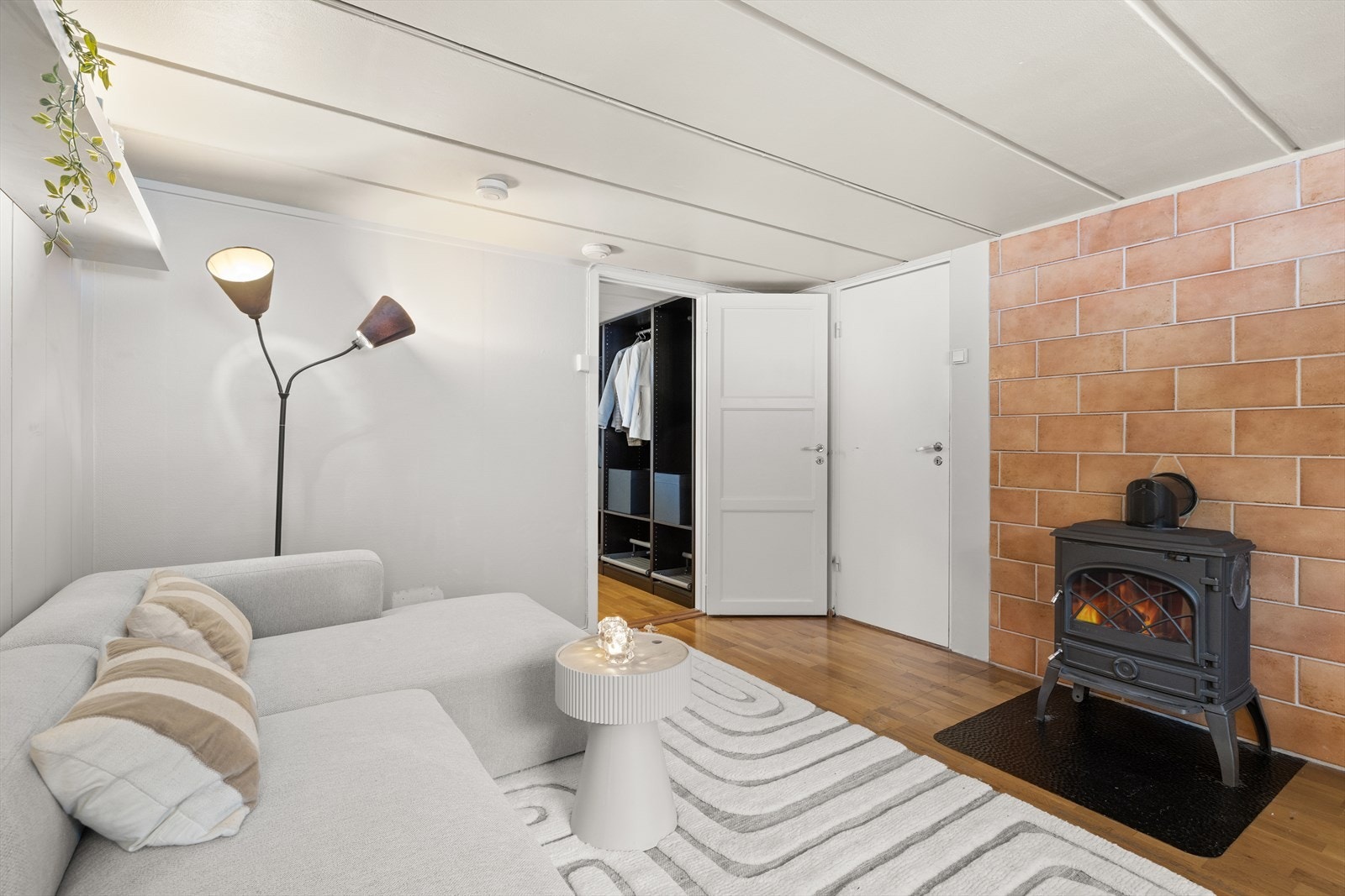 Peis i kjellerstue gir en lun og hyggelig atmosfære. Galleribilde