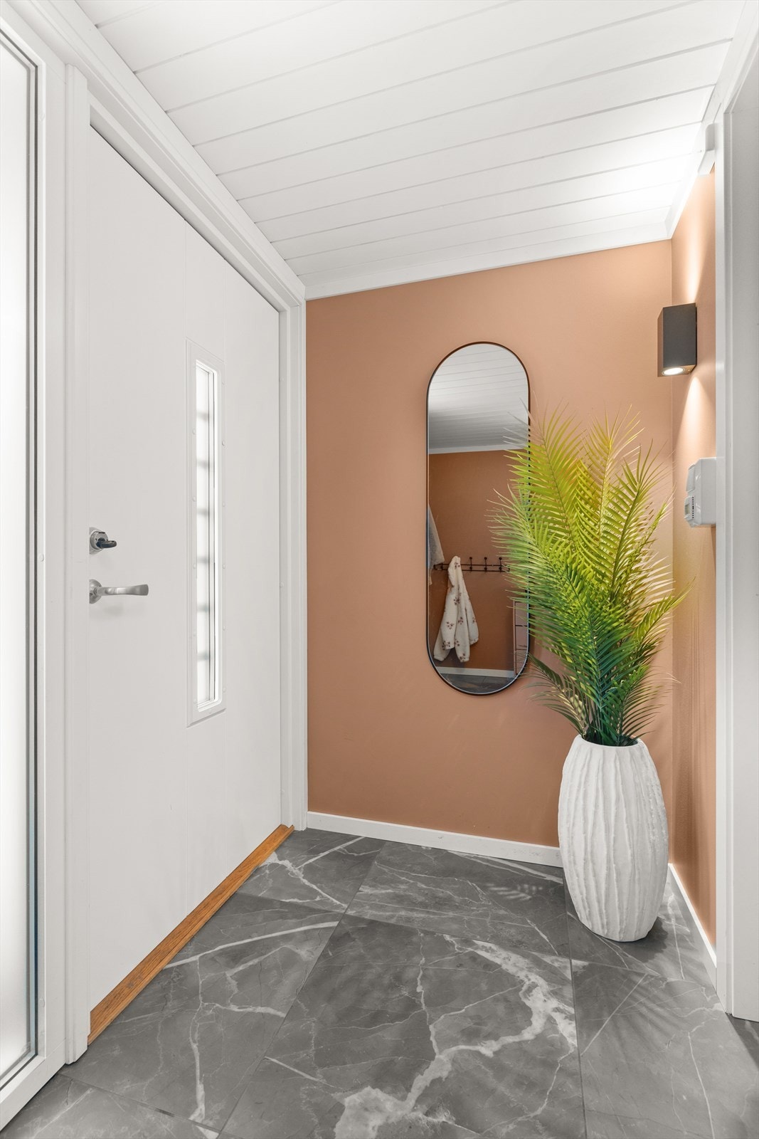 Entréen ble oppgradert i 2020 med gulvavretting, nye varmekabler og gulvfliser. Galleribilde